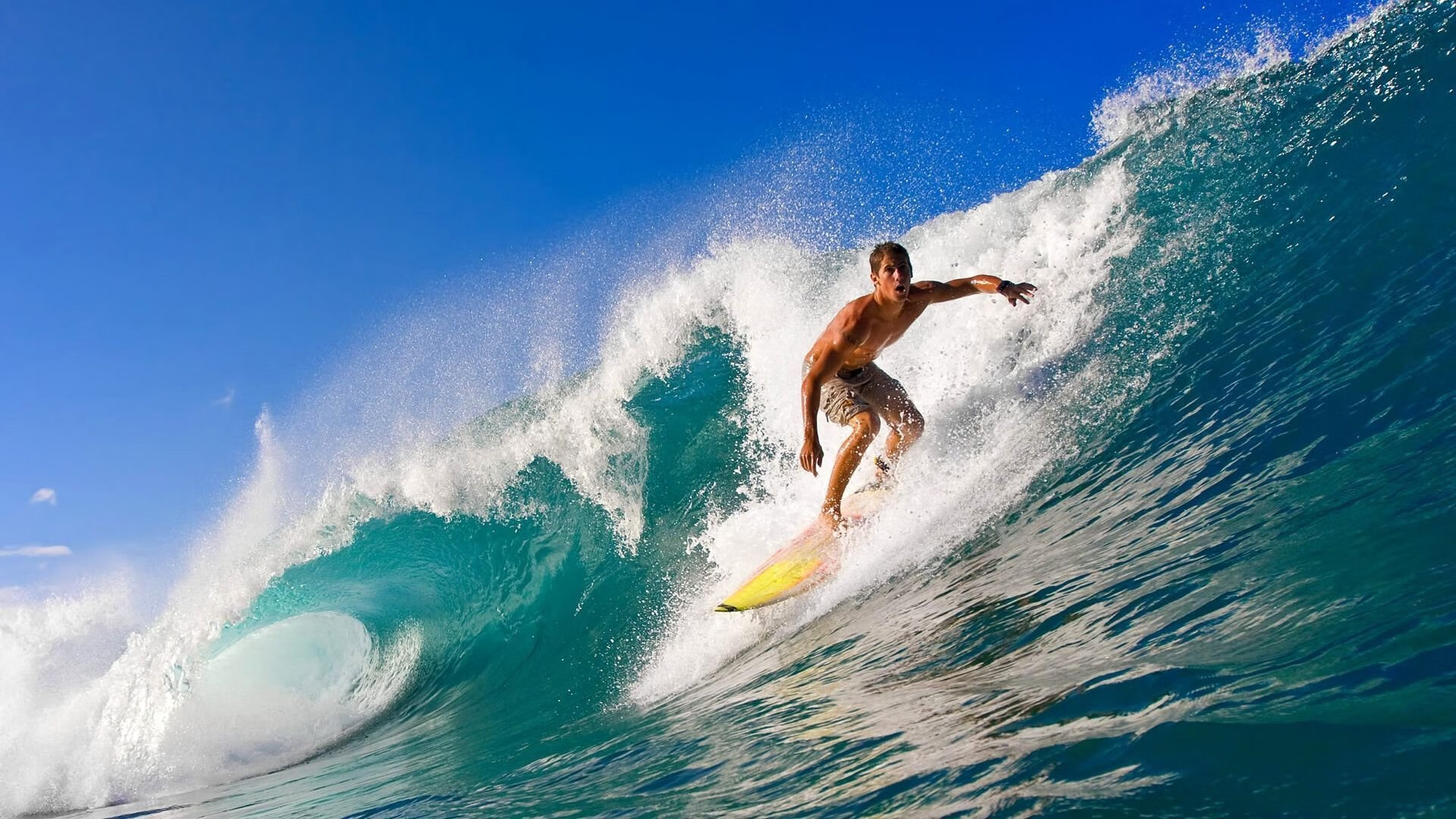 惊险的比赛中，球队依靠默契合作获得胜利